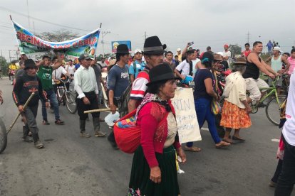  Indígenas llegan al cantón El Triunfo entre aplausos y gritos eufóricos. 