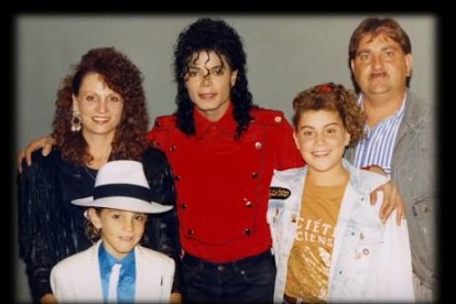  En dos entregas, el documental presenta el testimonio de dos hombres que acusan a Michael Jackson de abuso sexual. 