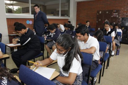  Estudiantes en el aula de clases. El regreso a las aulas se realizará desde el 22 de abril, en orden escalonado. 