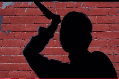  Una de las testigos mostraba cómo el hombre le propinó una de las puñaladas a la señora, luego que ella salía de la panadería del sector. 