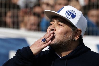  Diego Maradona fue presentado oficialmente en el estadio Juan Carmello Zerillo. 