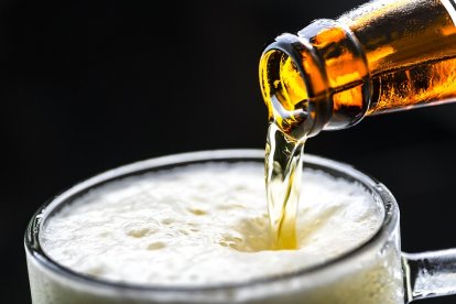  Según un estudio realizado por especialistas británicos, beber alcohol en moderación aumenta el riesgo de desarrollar cáncer.  