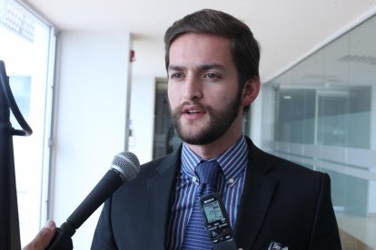  Un grupo de estudiantes de la Pontificia Universidad Católica del Ecuador exigían que el asambleísta Esteban Torres se retirara del debate sobre la despenalización del aborto. 