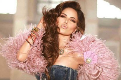  Gloria Trevi es una cantante mexicana que estuvo involucrada en una polémica que la llevó a la cárcel, años atrás.  