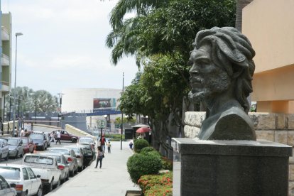  Se ubica en los alrededores de la Plaza Colón, en el tradicional barrio Las Peñas.  