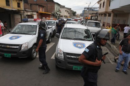  La mujer fue llevada a la Unidad de Flagrancia de Albán Borja, donde sería procesada por el delito de destrucción a un bien del Estado. 