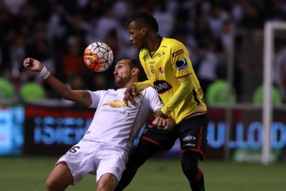  Hernán Barcos y Darío Aimar serán titulares en el estadio Rodrigo Paz de Quito. 