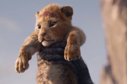  El filme se estrenará en 2019. Utiliza la tecnología para combinar imágenes reales con ilustraciones de ordenador y volver a contar la emotiva historia de Simba. 