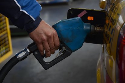  Las gasolinas tipo Extra y Ecopaís pasan de 1.48 a 1.85 dólares por galón. 