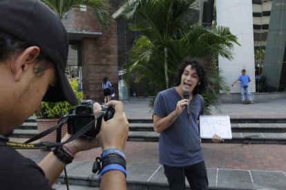  Felipe Crespo, durante la grabación de uno de sus vídeos en  la calle para sus redes sociales. 