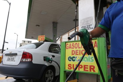  Referencial. La gasolina súper subió desde el 27 de agosto. Se analiza algo similar para el diésel industrial.  