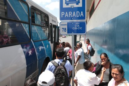  En Guayaquil se implementan también paraderos con acceso a Internet.  