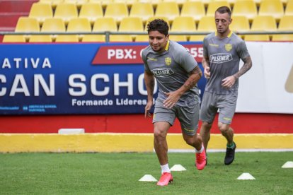 En el estadio Monumental se jugará el primer Clásico. Mario Pineida y Damián Díaz en un entrenamiento de Barcelona.