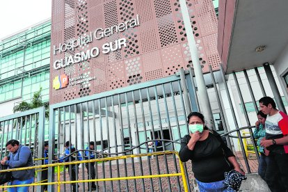 Familiares han denunciado falta de información sobre pacientes dentro del hospital.