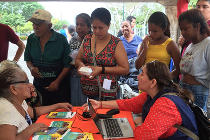 Habitantes de comunidades de Samborondón fueron visitados por brigadistas para informarles sobre trámites para acceder a los bonos.