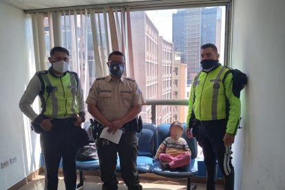 Agentes de Tránsito rescataron al menor de edad.