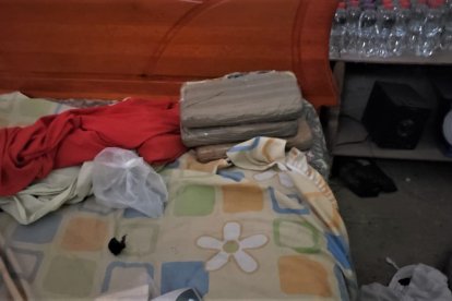 Varios paquetes de droga, al parecer, se hallaron en la vivienda de Peluche.