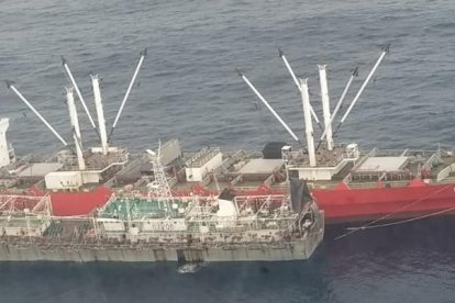 Las embarcaciones de pesca industrial están cerca de Galápagos.