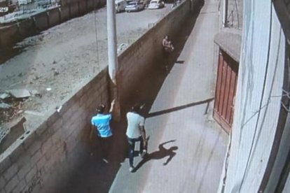 Dos hombres fueron captados en video mientras asaltaban a una joven.