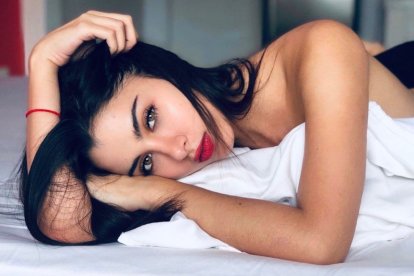 La joven, de 25 años, pudo escapar de su admirador maduro y adinerado.