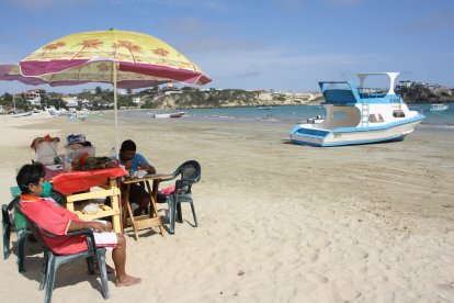 Hay expectativa en los comerciantes por la apertura de las playas en Santa Elena.