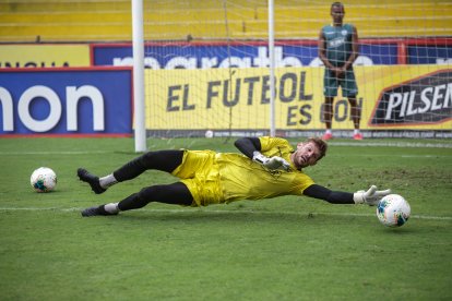 Javier Burrai del Barcelona, se prepará para el partido ante Orense el 14 de agosto en el Monumental.