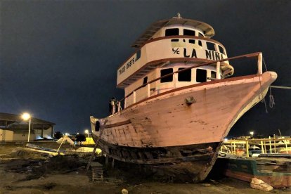 Dos individuos iban a refugiarse en el barco para fumar cuando descubrieron el cadáver.