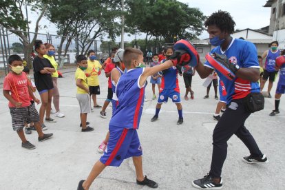 Mientras entrenaba un vecino curioso se le acercó y le preguntó si podría enseñarle lo que él hacía. Desde entonces no para.