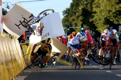 Dylan Groenewegen (i) cruzó primero la meta pero fue descalificado por causar el accidente de Fabio Jakobsen en la jornada inaugural del Tour de Polonia.