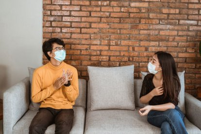 Mantener la distancia social en una reunión es primordial para no contraer el virus.