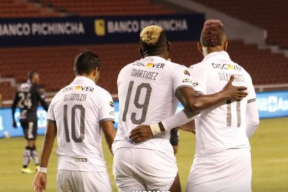 Junior Sornoza (i) marcó un gol y Cristian Martínez (c) un doblete en la victoria de los albos sobre los rayados.