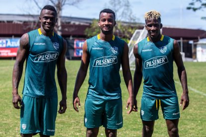 José Angulo (i), Jefferson Orejuela y Adonis Preciado, son las nuevas contrataciones de Barcelona.