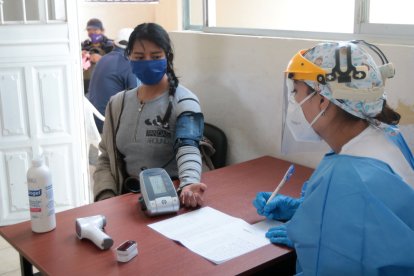 Solo las personas que tienen síntomas de COVID o que hayan estado cerca de un contagiado pueden ser atendidas por las brigadas.