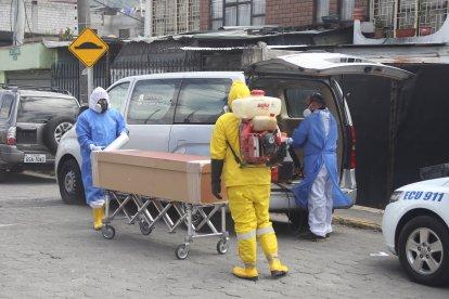 El adulto mayor tuvo síntomas respiratorios durante algunos días, antes de morir en casa.