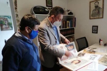 El investigador Mario Cando y el calígrafo Gerardo Machado revisan la información para la obra.