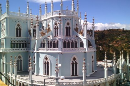El actual templo gótico, visitado por miles de peregrinos, fue levantado en 1934.