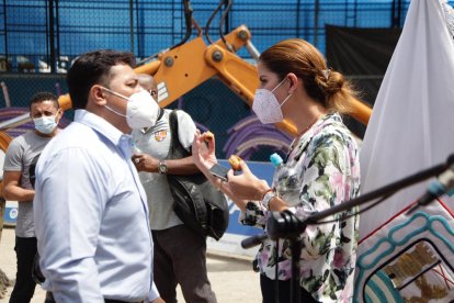 La ministra Andrea Sotomayor estuvo de testigo en la pista atlética Víctor Emilio Estrada. Conversó con Roger Loor, representante de las Ligas cantonales de Guayas.