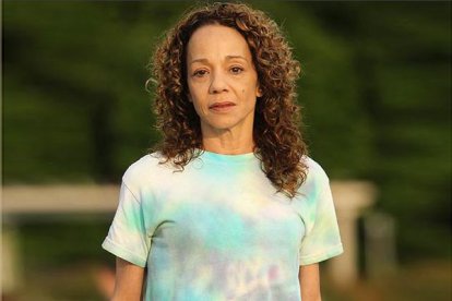 Alison no es parte del mundo del espectáculo, pero ha sido conocida por sus escándalos y distanciamiento con la familia.