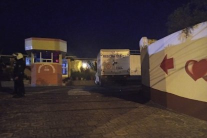 El carro de Medicina Legal ingresó hasta el interior del motel para levantar el cadáver Liseth Carolina Riofrío.