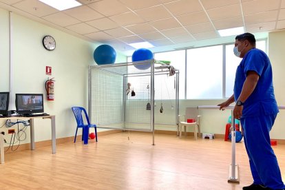 Los médicos realizan los movimientos, que los clientes tienen que repetir los movimientos.