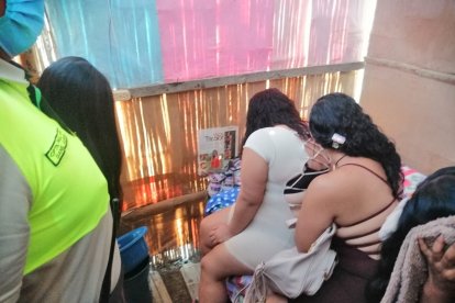 La policía encontró a varias mujeres ejerciendo, supuestamente, trabajos sexuales.