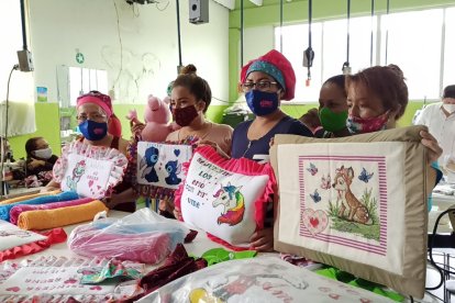 Teresa del Carmen García Sánchez  
y un grupo de internas  enseñan las ‘obras’ que elaboran en la cárcel de Guayaquil.