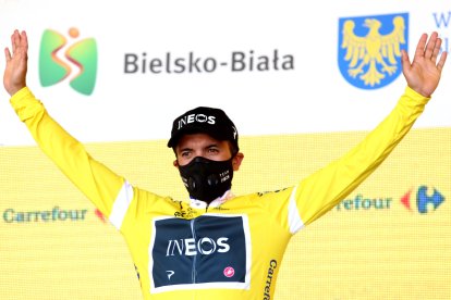 Richard Carapaz ganó la tercera vuelta y en la cuarta sufrió un accidente