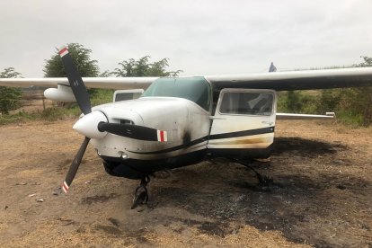 La avioneta tenía los neumáticos quemados.