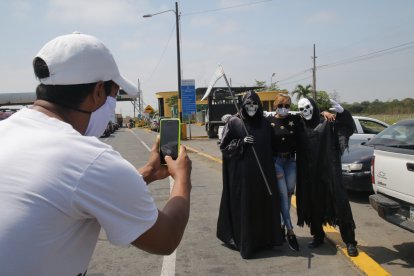 Quienes pasaban por el peaje Durán-Boliche se fotografiaban con los agentes disfrazados.