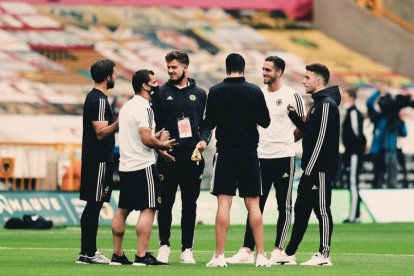 El delantero Leonardo Campana (segundo de la derecha) llegó a los Wolves en enero pasado.