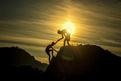 Uno de los beneficios de amar al prójimo y ayudarlo es la felicidad, que mejora todos los sistemas del cuerpo humano.