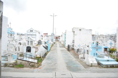 En los campos santos de las parroquias existen nichos disponibles, no espacios en tierra.