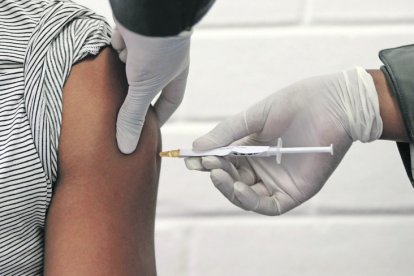 Se espera que para septiembre se pueda comercializar la inyección contra el covid-19.