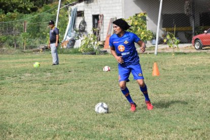 Álex Colón jugará esta temporada el torneo de Segunda Categoría, con el club Libertad FC de Loja.